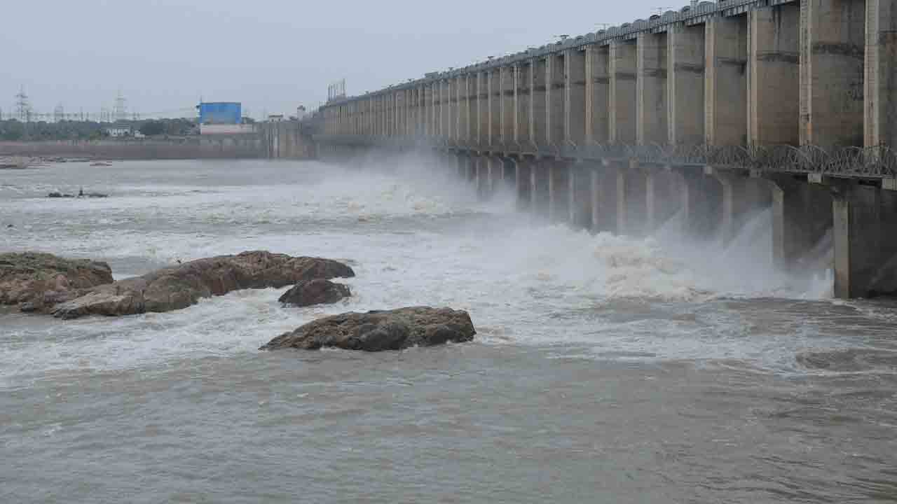 జూరాల ప్రాజెక్టుకు భారీ వరద: 17 గేట్ల ద్వారా నీటి విడుదల