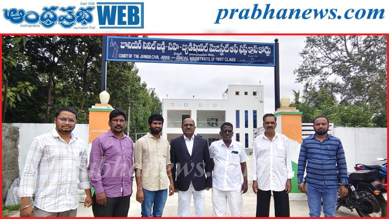 మక్తల్ కోర్టులో న్యాయవాదుల నిరసన: విధులను బహిష్కరించిన లాయర్లు