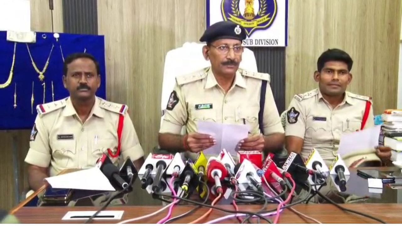 ప్రకాశం జిల్లాలో చోరీల ముఠా అరెస్ట్: 18 లక్షల సొత్తు స్వాధీనం